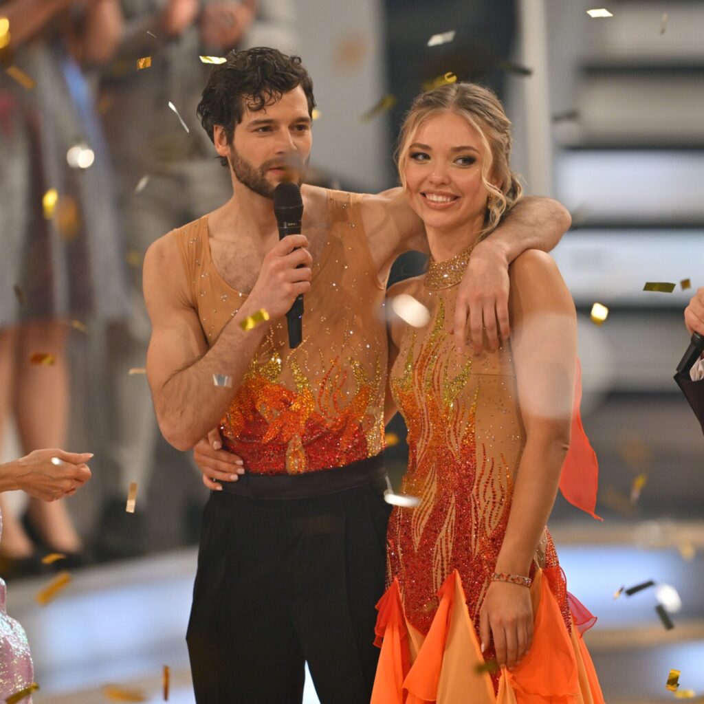 Dancing Stars - Die Show - Finale der 16. Staffel des ORF-Tanz-Events - Wer wird „Dancing Star 2025“? Das große Finale im ORF-Ballroom. Die verbliebenen Paare müssen noch einmal alles geben, um das Publikum zu überzeugen und „Dancing Stars 2025“ zu werden.
- Im Bild: Das Publikum hat entschieden: Aaron Karl und Katya Mizera sind die „Dancing Stars 2025“ und dürfen sich über die Siegertrophäe freuen. Foto: ORF/Thomas Ramstorfer. Veröffentlichung honorarfrei nur für redaktionelle Berichterstattung in Sendungszusammenhang und mit Copyrightangabe. Kontakt: foto@orf.at